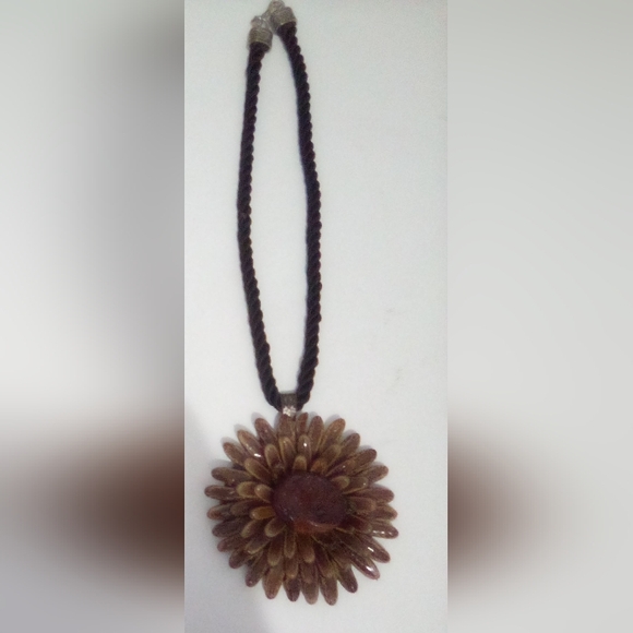 Hand Crafted Flower Necklace - Picture 5 of 10